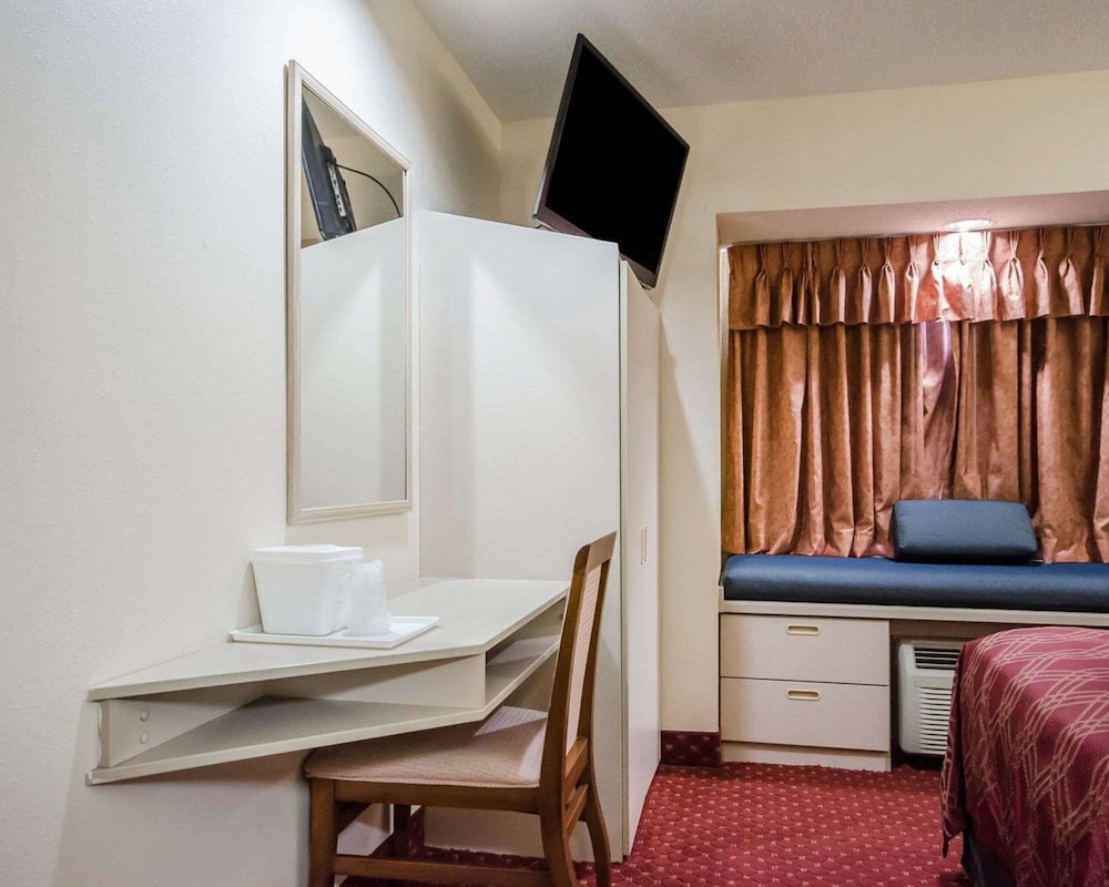 Econo Lodge Inn & Suites Evansville East 17/40