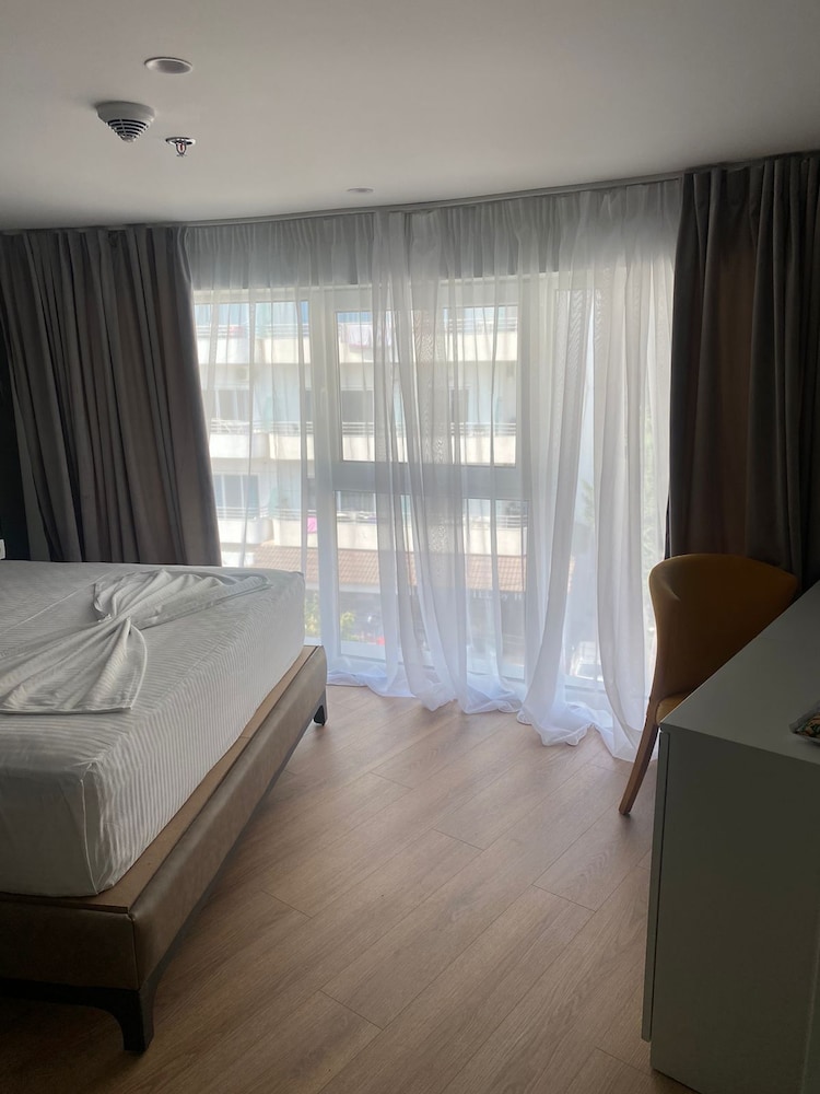 Bougainville Bay Hotel 12/50
