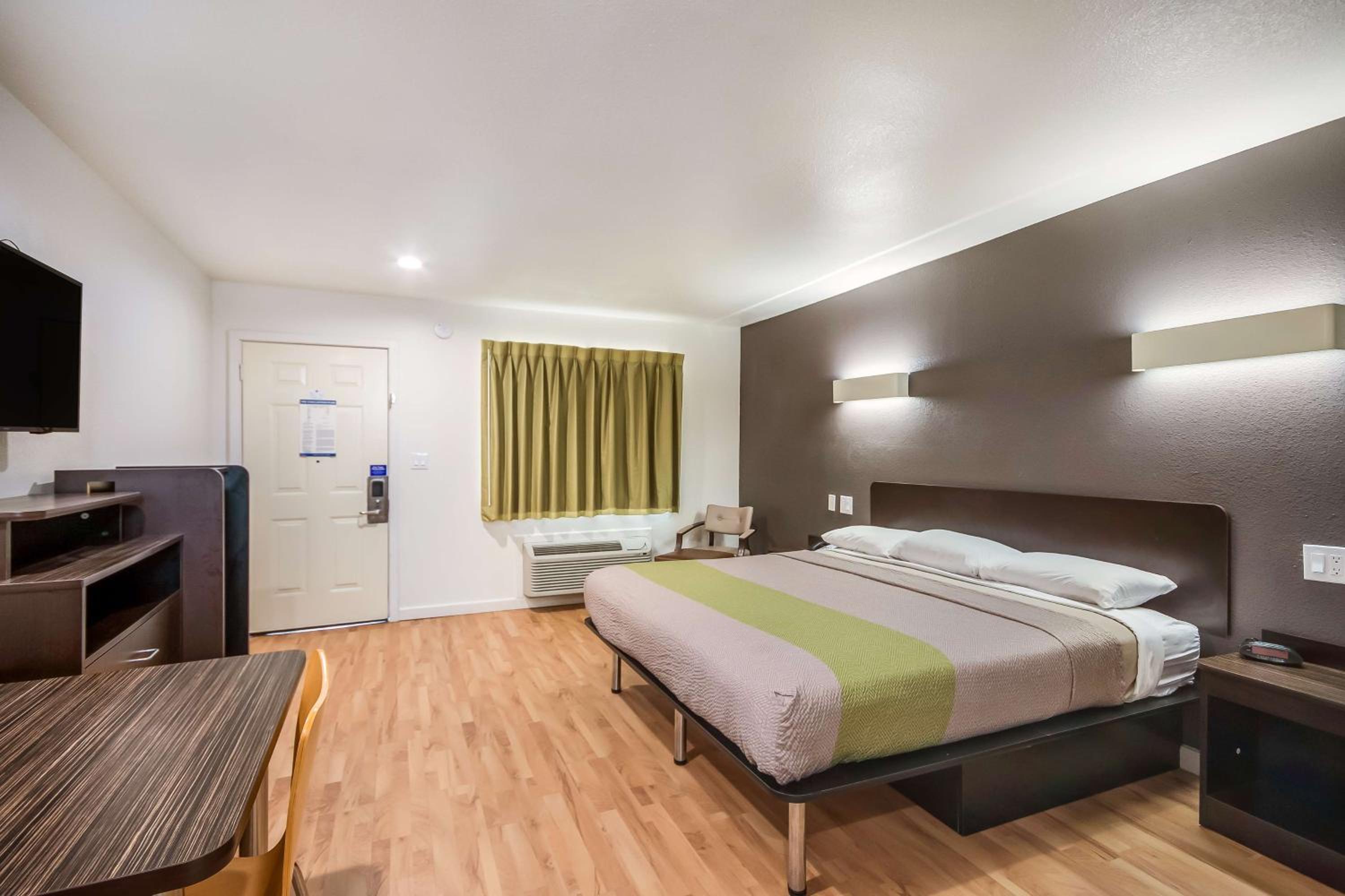 Room at Studio6 Huntsville, TX, HUNTSVILLE - TX
