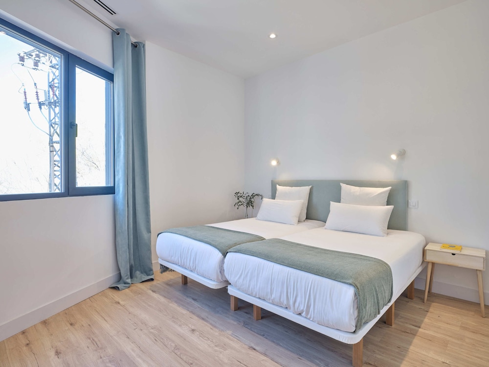 DELUXE, DOUBLE BED