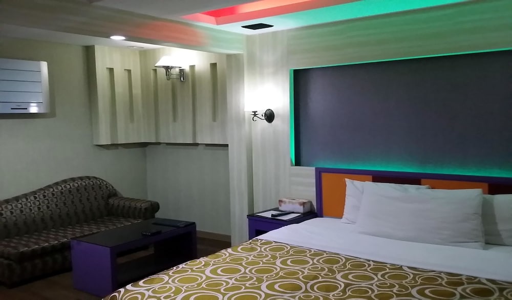 Sky Hotel 10/21