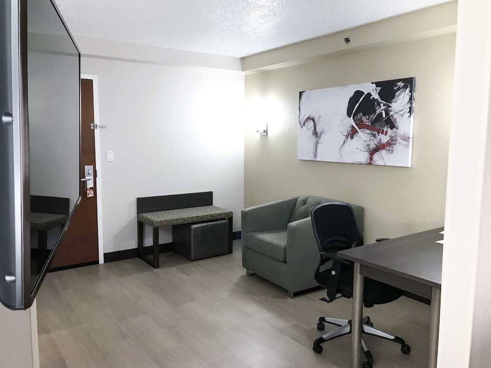 Ramada by Wyndham Suites Orlando Airport 35/56
