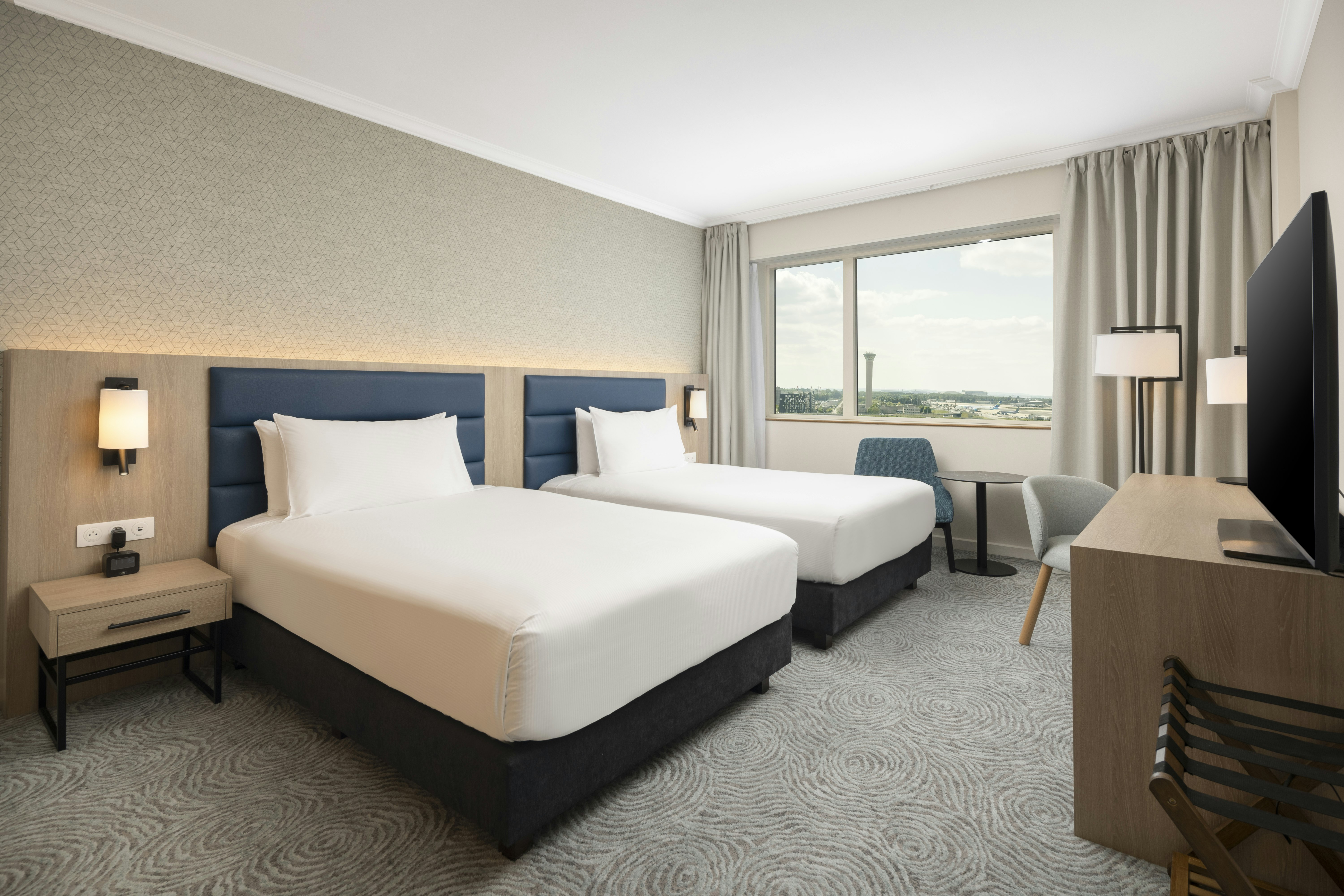 EXECUTIVE, TWIN BEDS