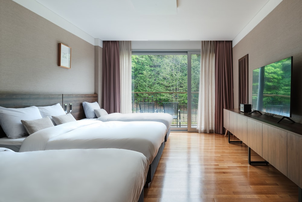 Deluxe, Family, 2 Queen Beds