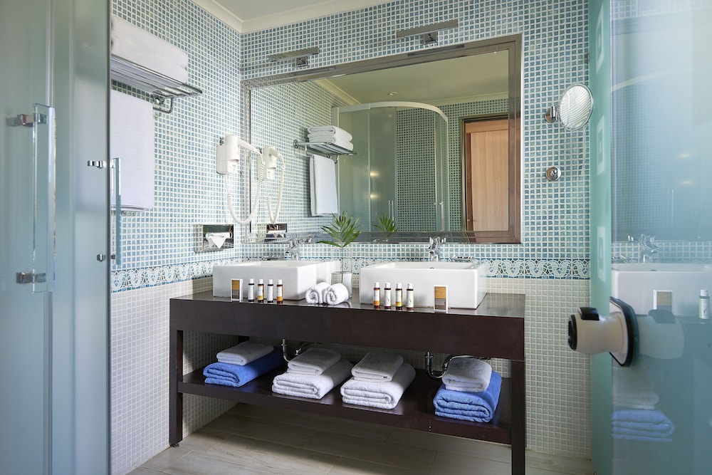Suite, Twin Beds, Sea Front, Shared Pool, Sofa