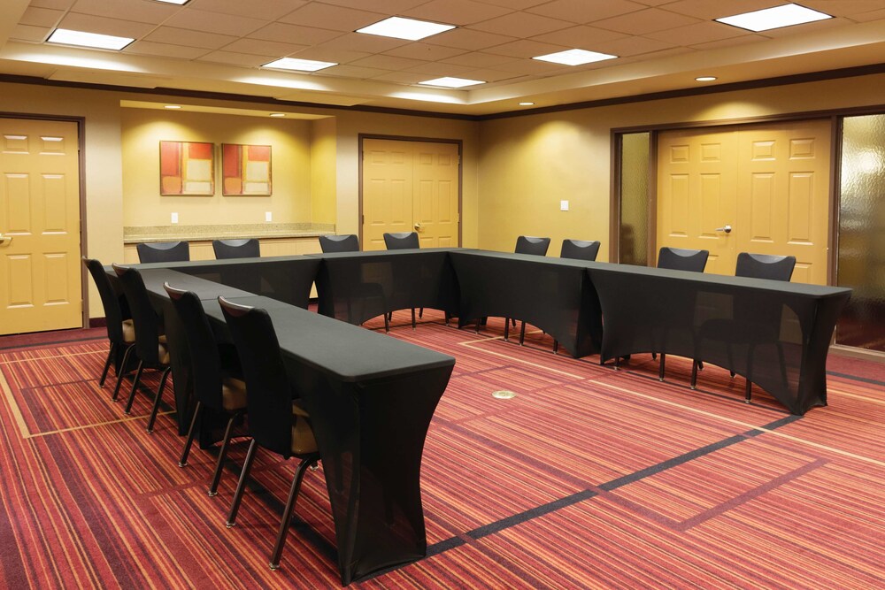 La Quinta Inn & Suites by Wyndham Atlanta Ballpark/Galleria 53/64