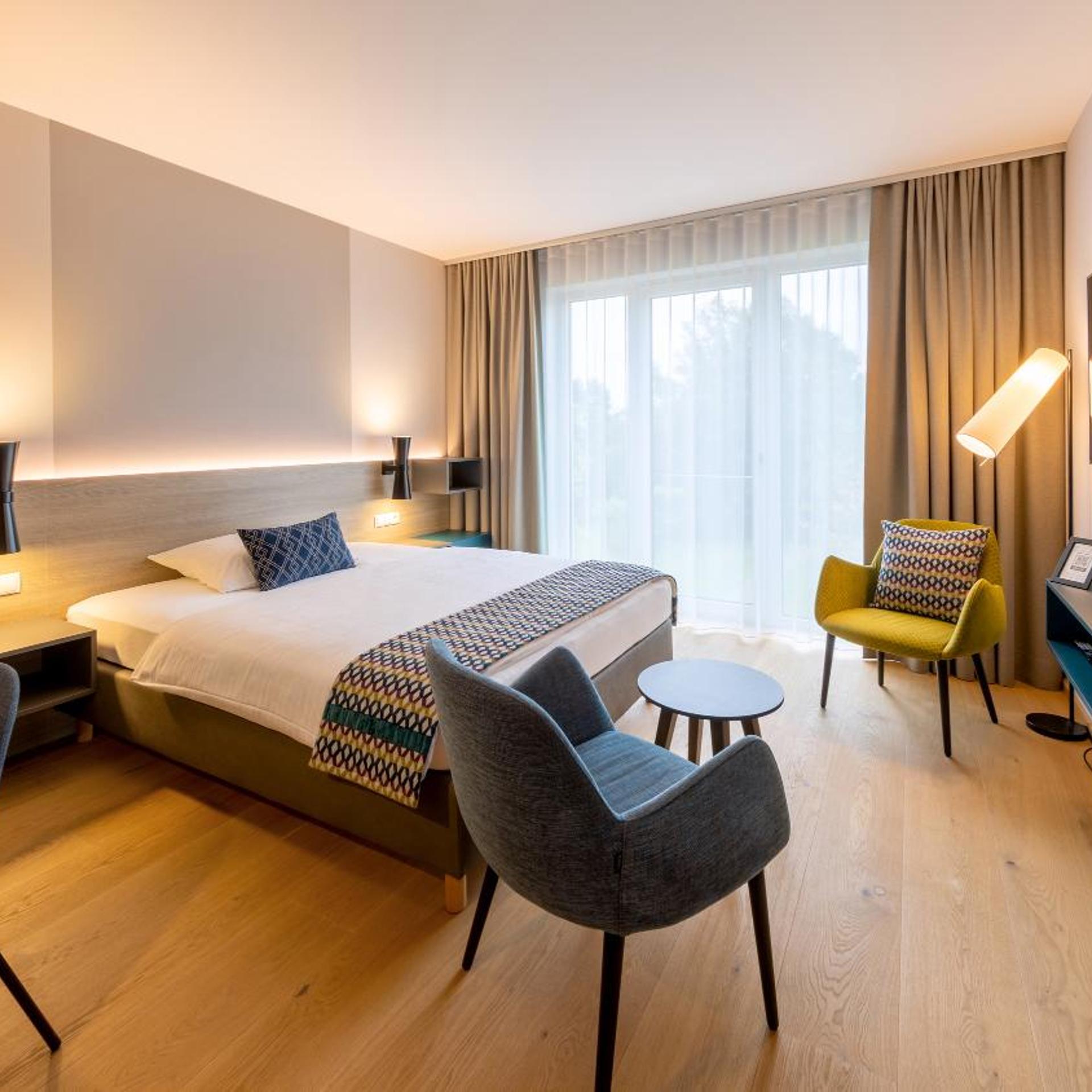 غرفة ديلوكس بسرير كوين مع أريكة، Parkhotel Maximilian Ottobeuren 8/10