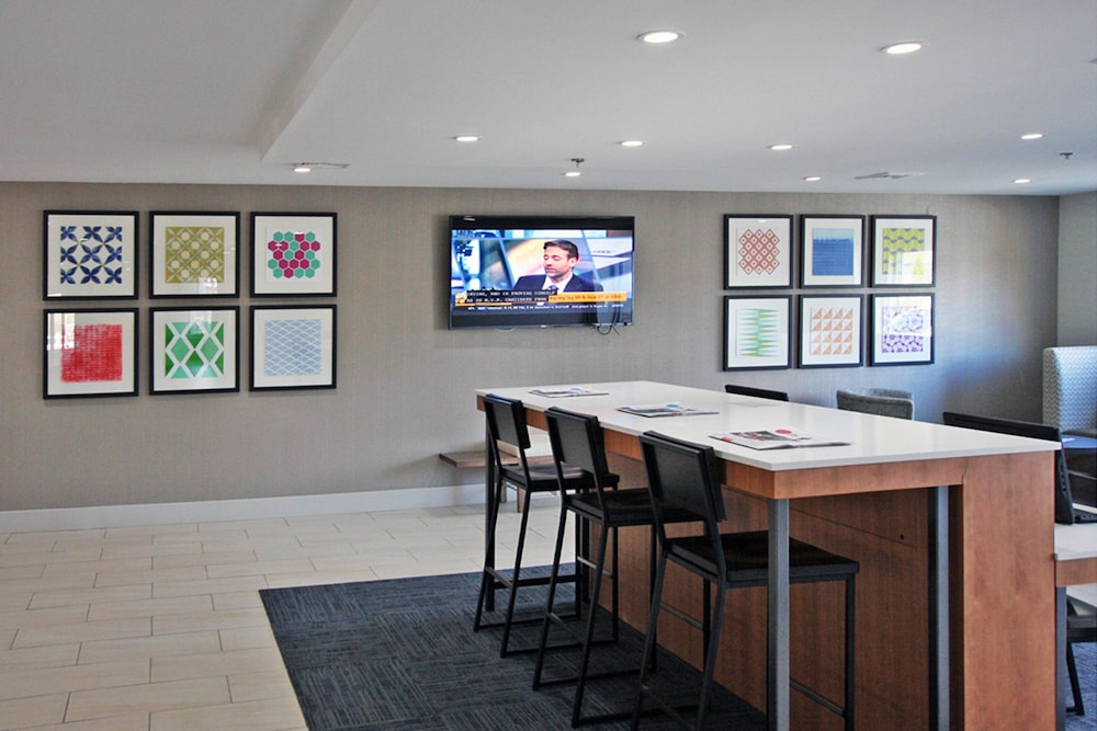 Holiday Inn Express Branford-New Haven 52/59