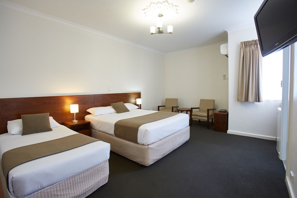 Rose Hotel 15/57