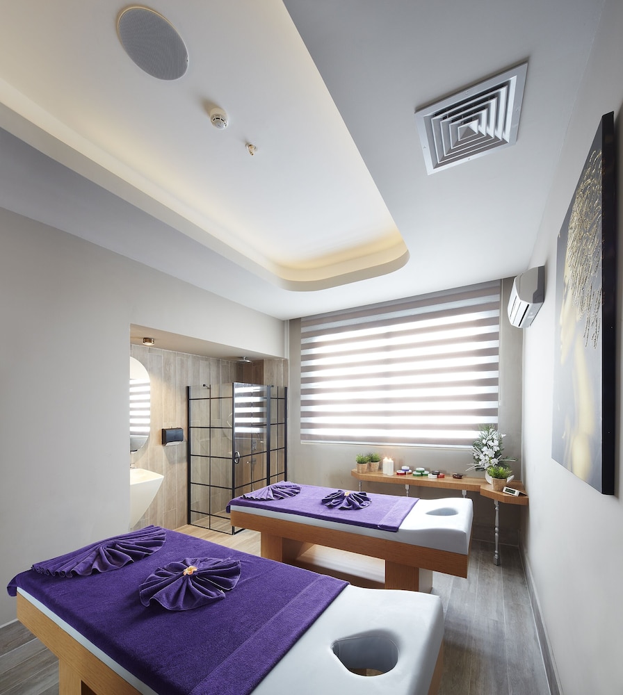 Lalila Blue Suites 35/73