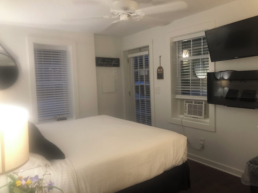 18 Vine Inn &amp; Carriage House 3/50