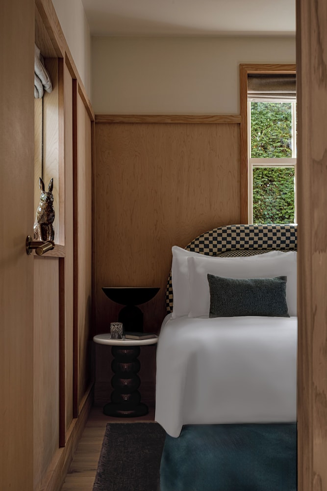 Grand, Manor, Suite, 1 King and 1 Single Beds