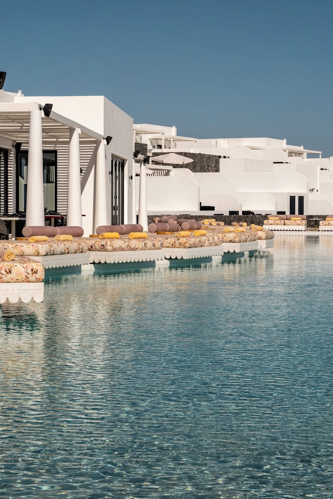 Cresanto Luxury Suites 57/60