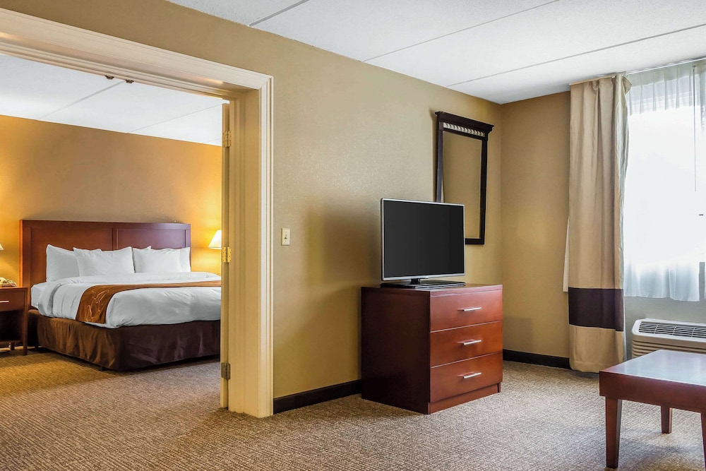 جناح بسرير كينج بجاكوزي، Comfort Suites Near Casinos 6/10