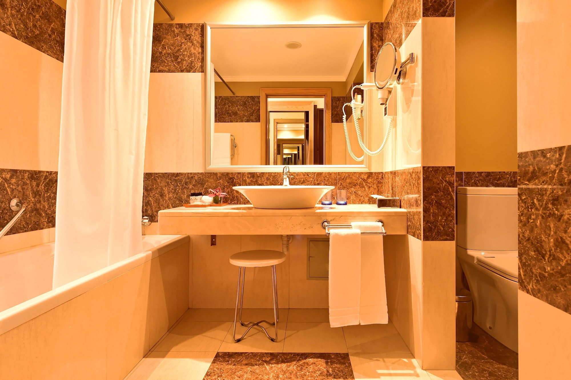 غرفة بسريرين منفصلين بإطلالة على المسبح، Pestana Carlton Madeira 7/7