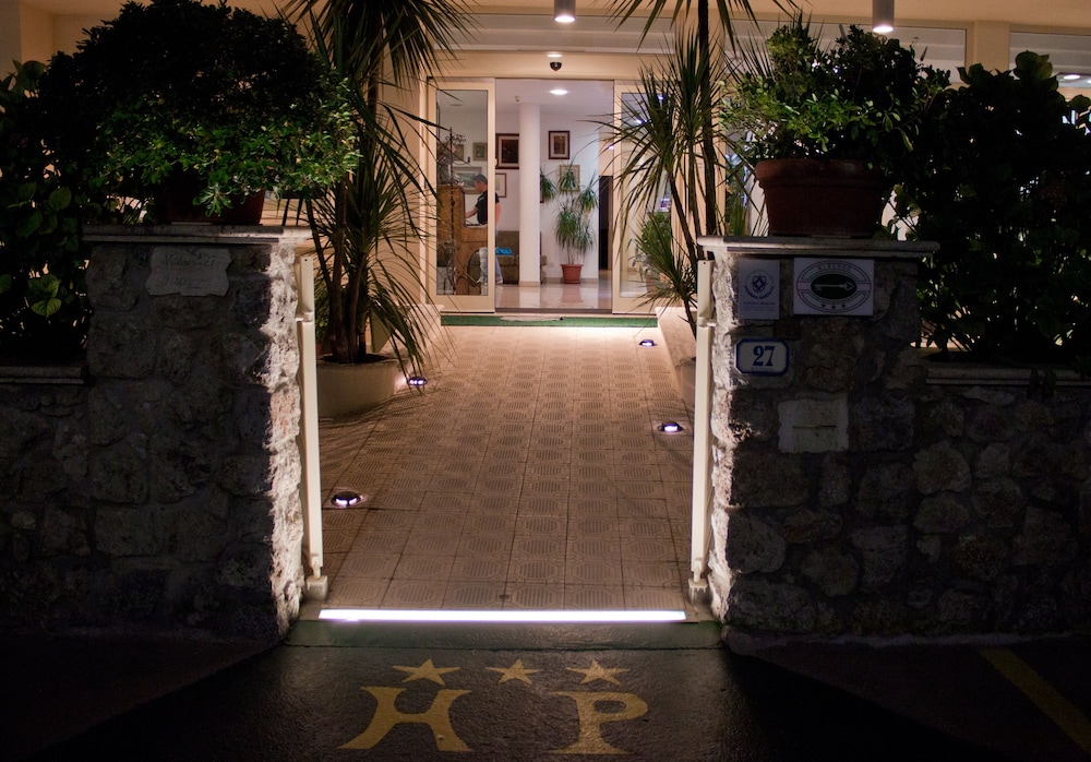 Pigalle Hotel 59/64