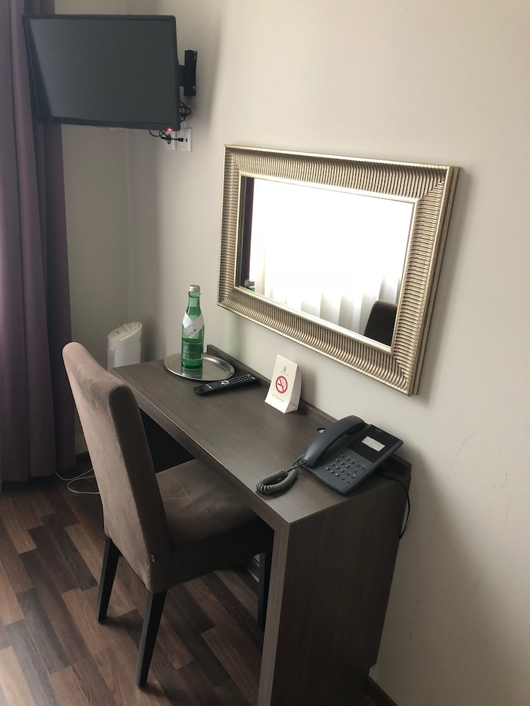 PENSION BARON AM SCHOTTENTOR HOTEL 40/50