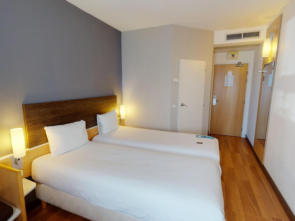 ROOM, TWIN BEDS