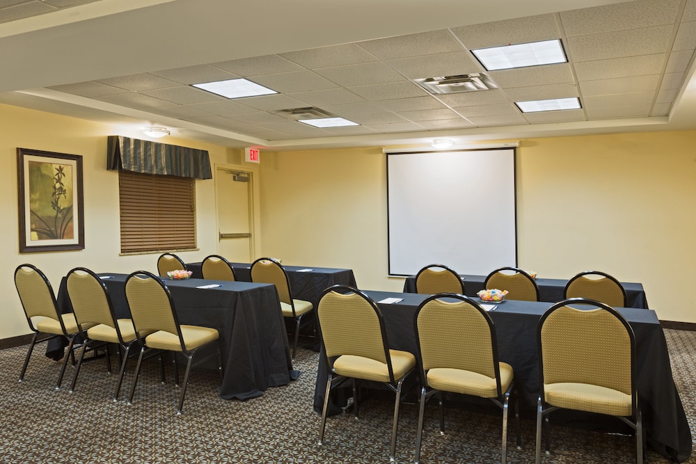Candlewood Suites Tallahassee 35/44