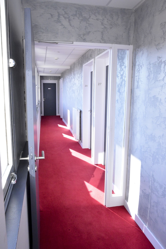 THE HOTEL COMTY 10/16