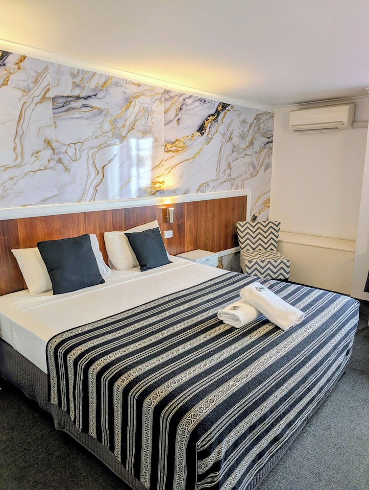 DELUXE, KING BED