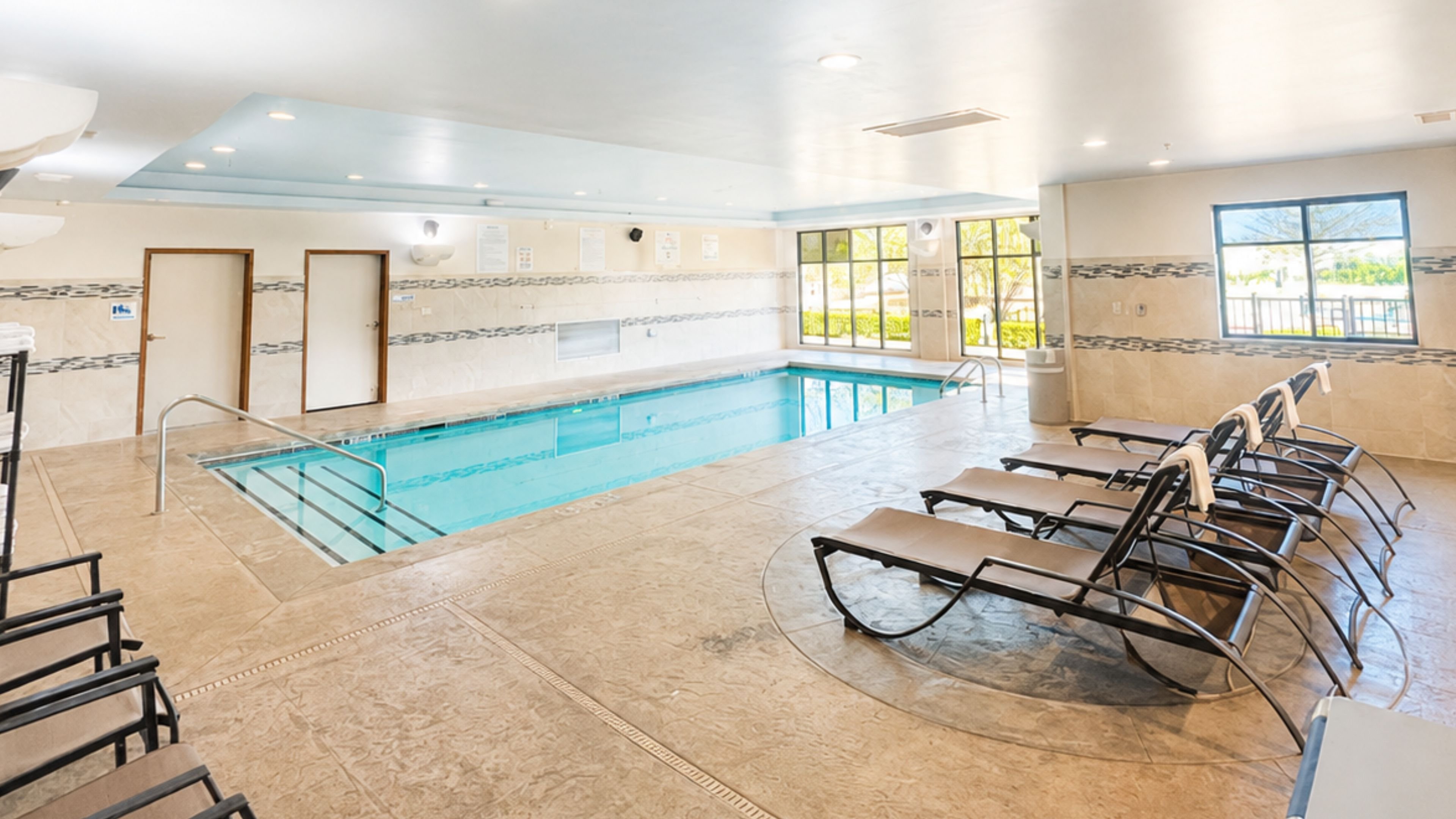 Holiday Inn Express And Suites Glenpool Tulsa South 31/52