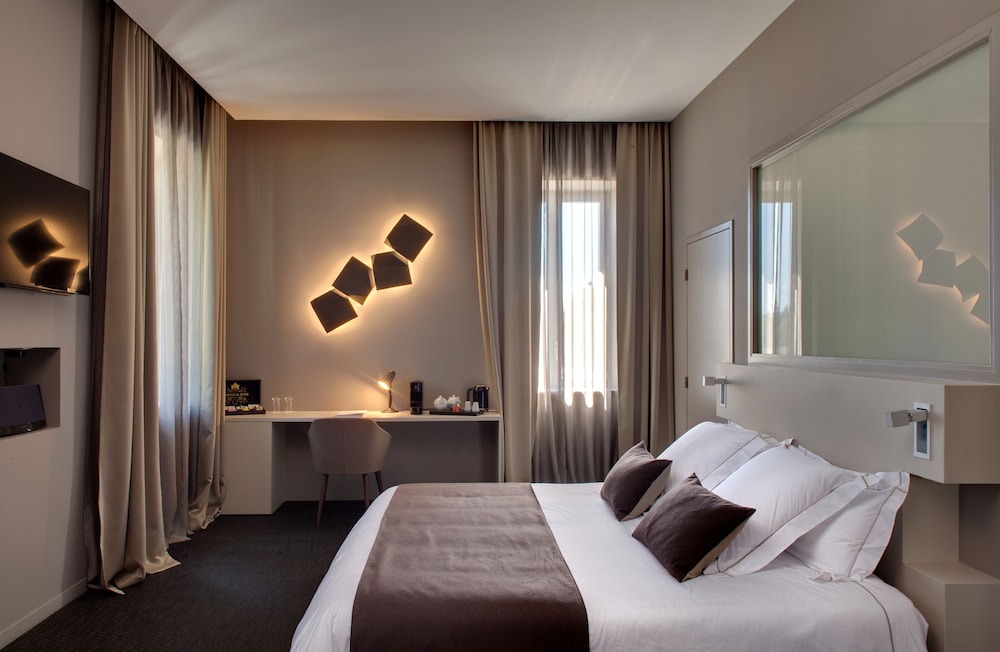 SIGNATURE, SUITE
