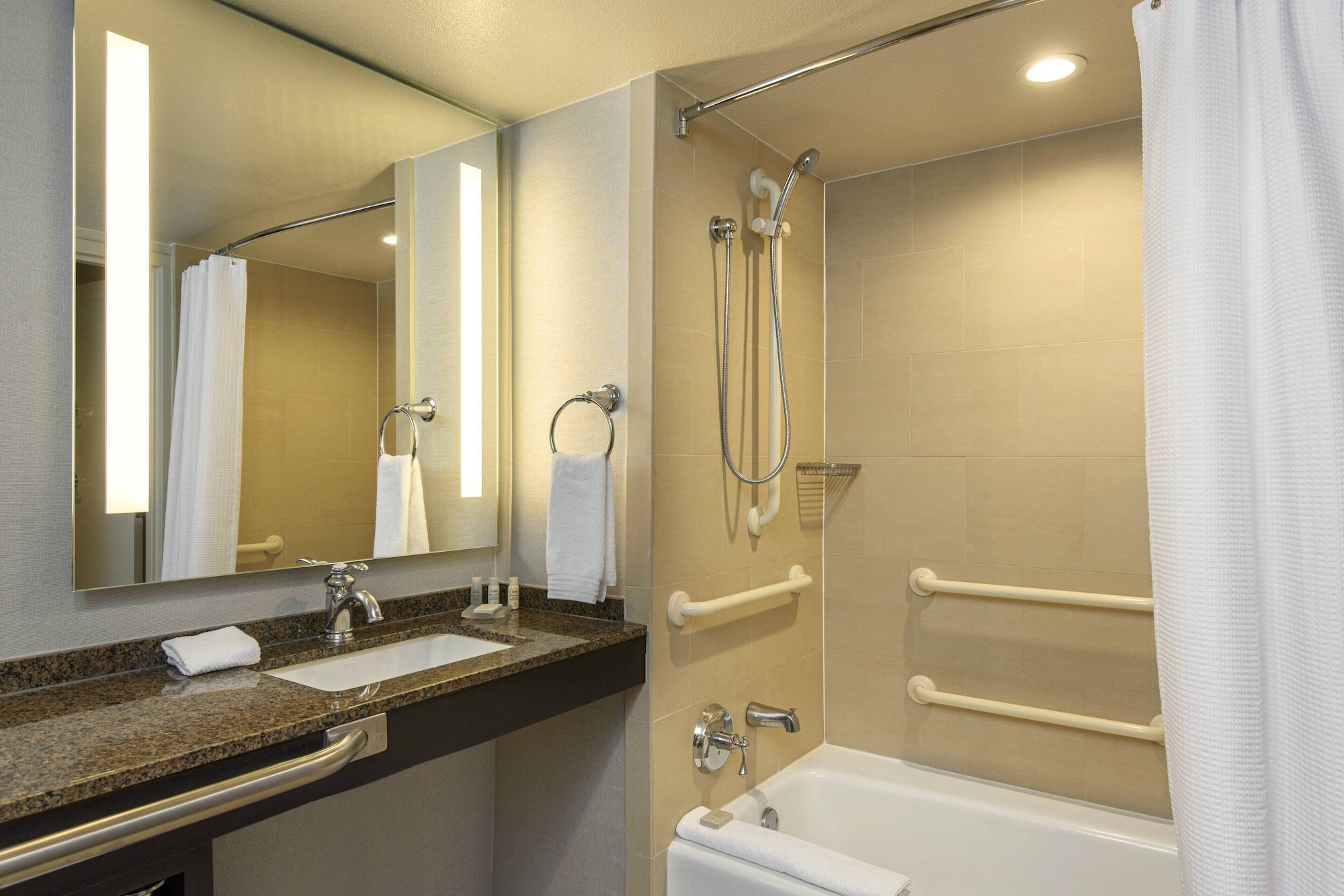 غرفة بسرير كينج، Renaissance Palm Springs 5/6