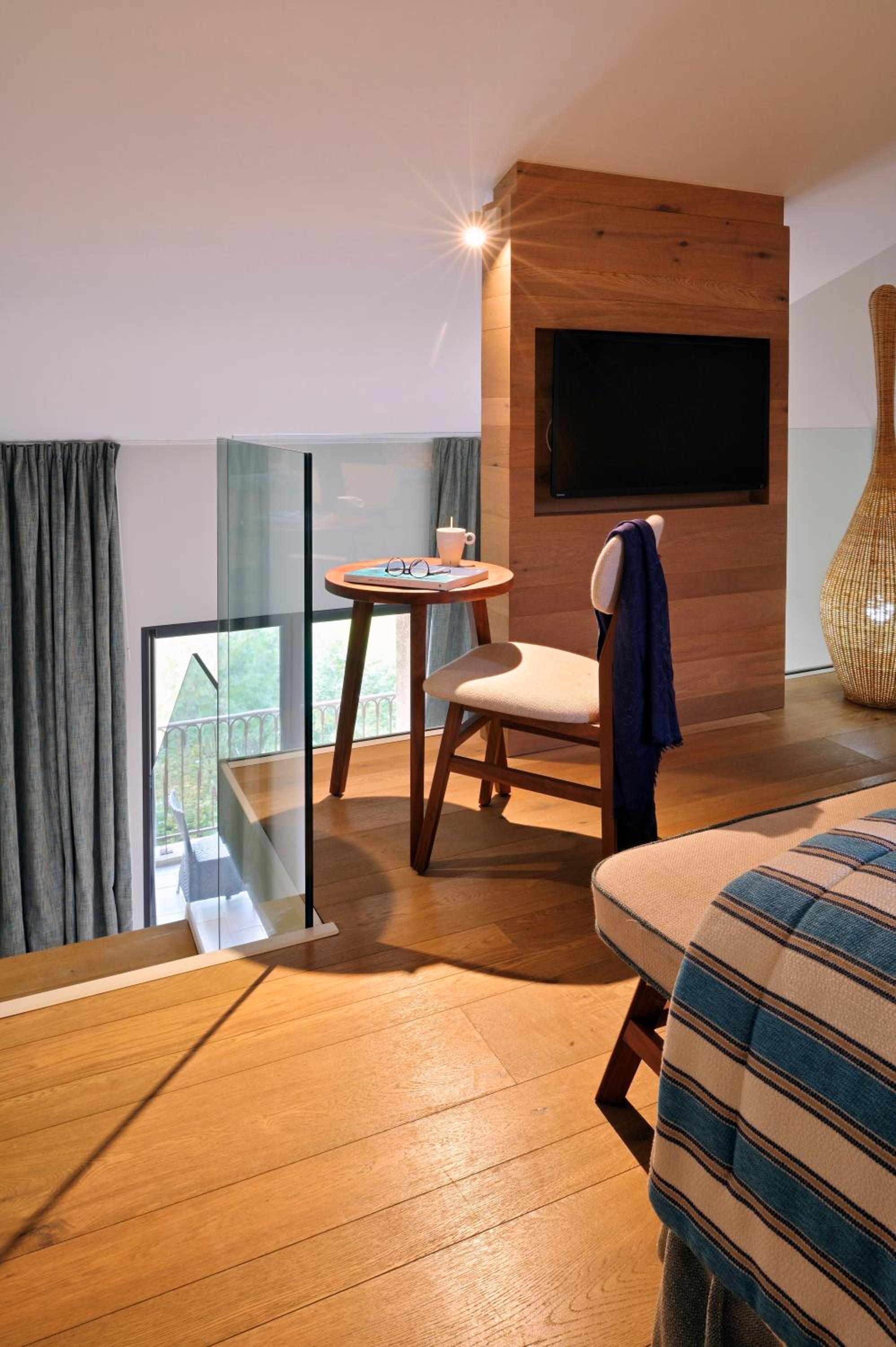 Mezzanine, Suite, King and Twin Beds, Sea View