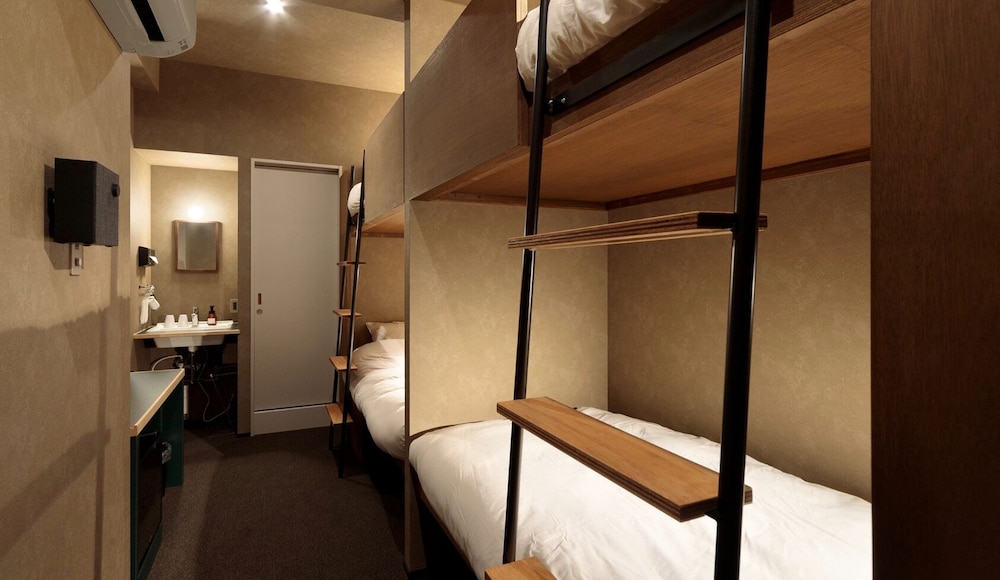 ROOM, QUADRUPLE