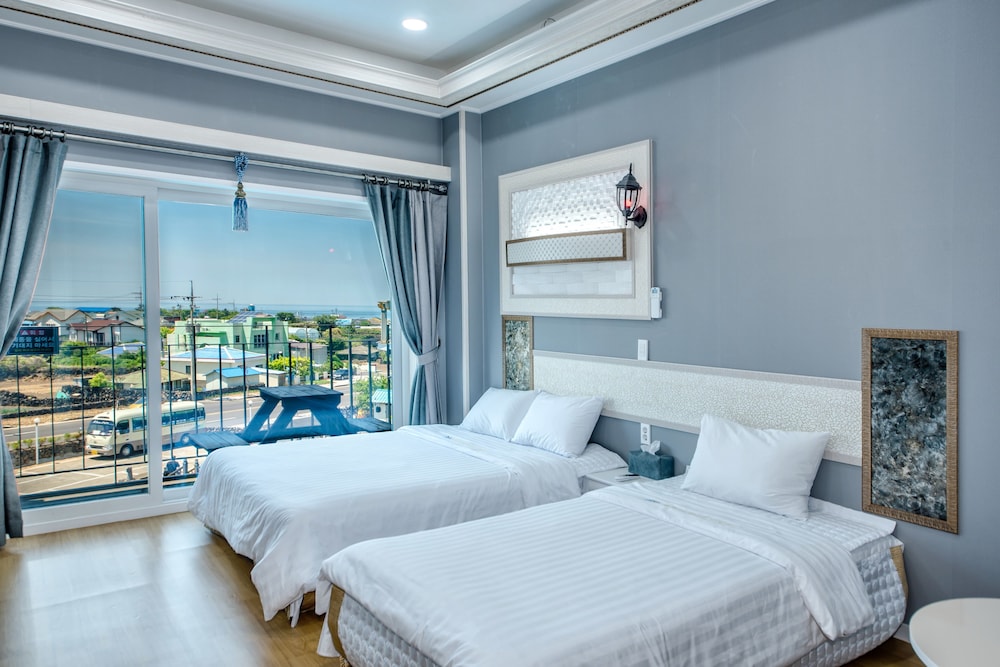 STUDIO, TWIN BEDS