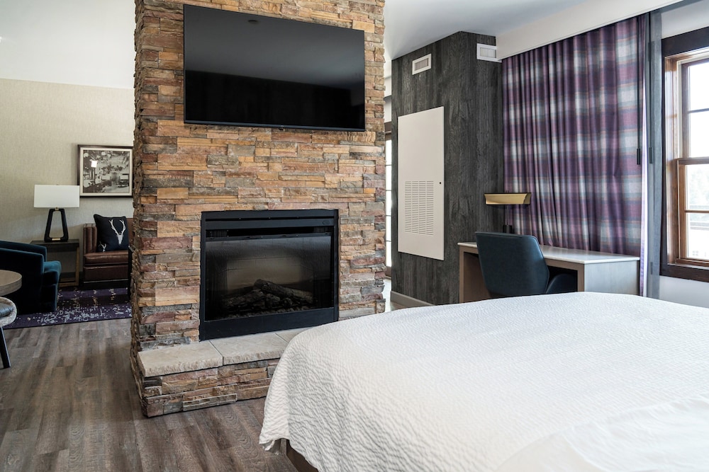 Suite, King Bed, Middle Floor