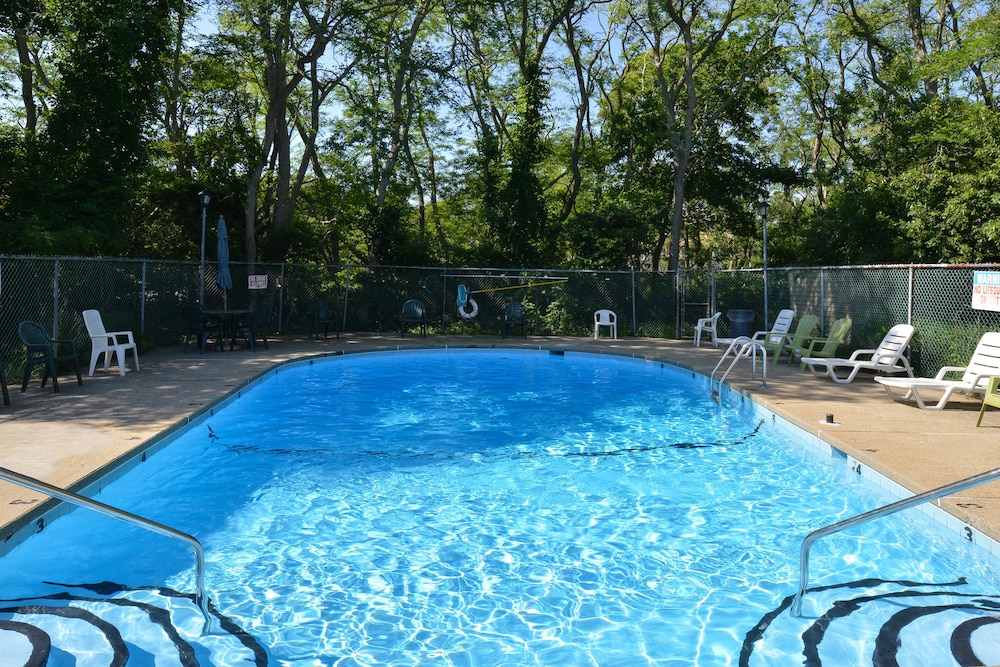 Captains Quarters Motel Conference Center 7/56