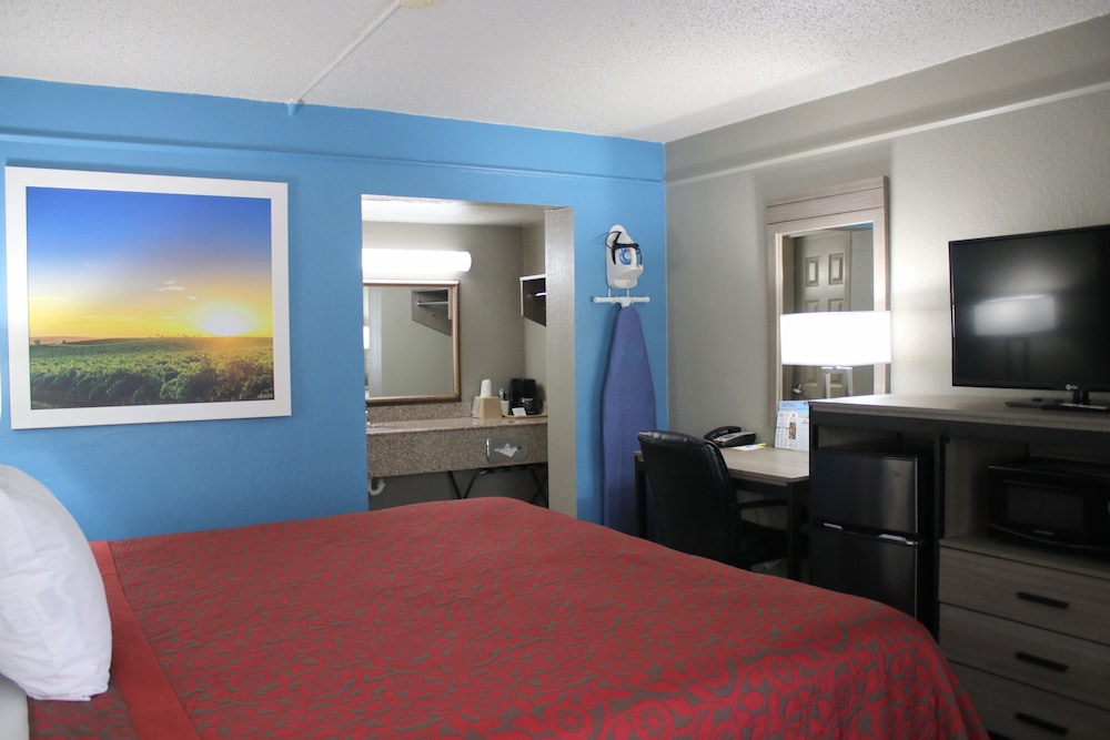 Days Inn by Wyndham Central San Antonio NW Medical Center 17/40