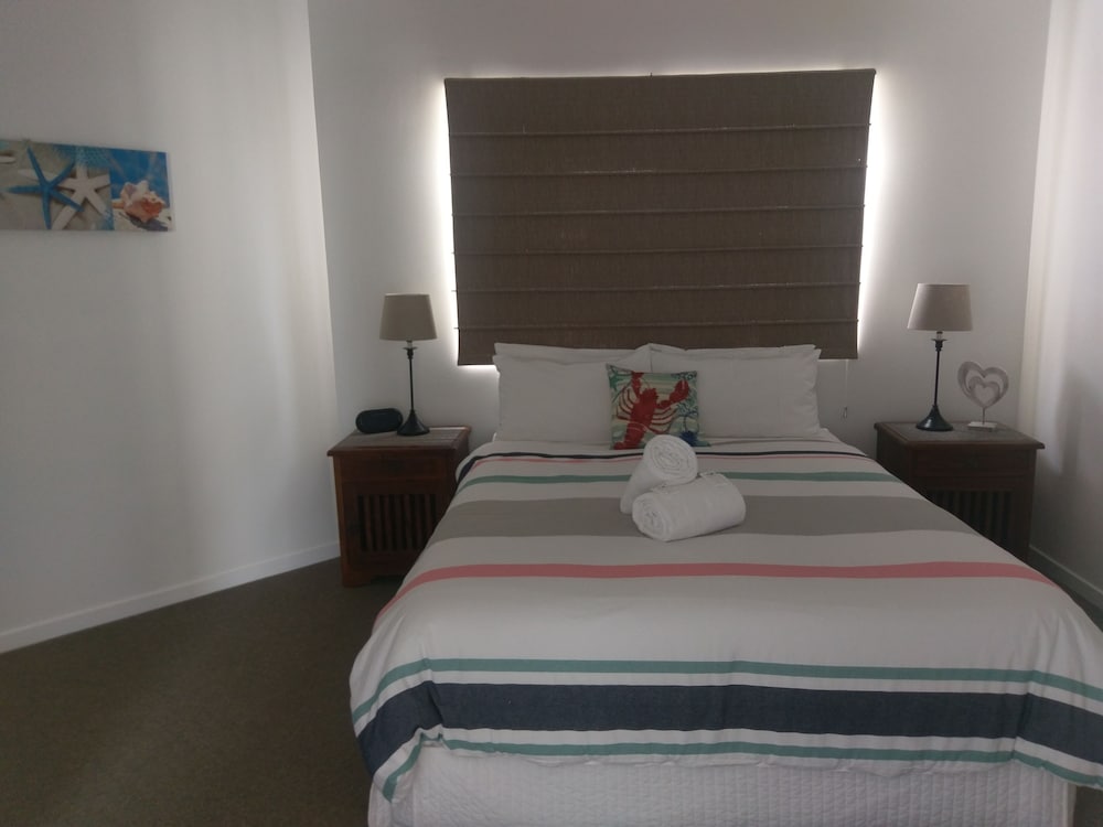 MOORINGS BEACH RESORT 15/77