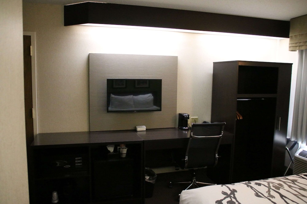 Sleep Inn Near Great Lakes Naval Base 31/38