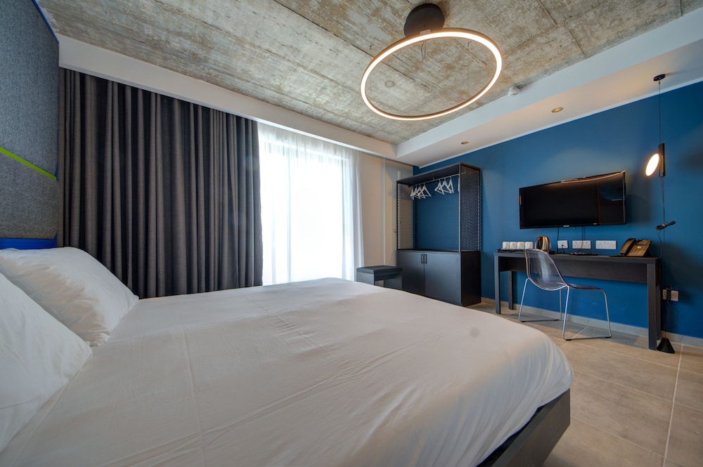 IKYK HOTEL 7/49