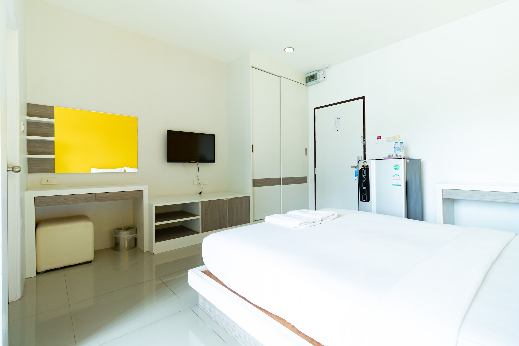 STANDARD, QUEEN BED
