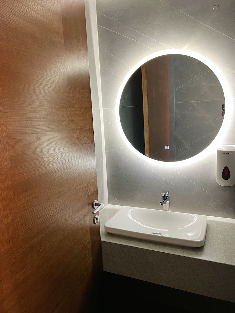 7th Star Hotel Suites 28/28
