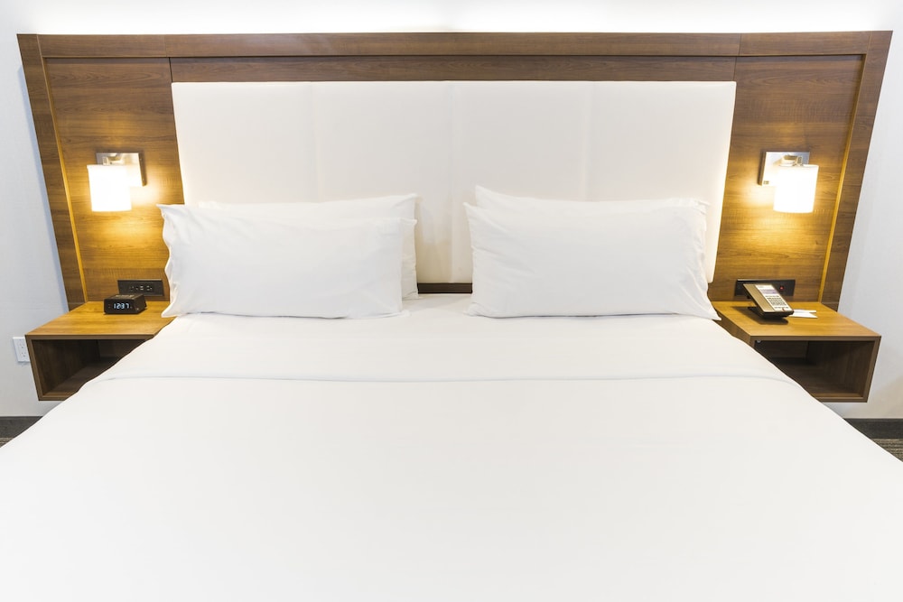 Holiday Inn Express Hollywood Walk of Fame An Ihg Hotel 21/65
