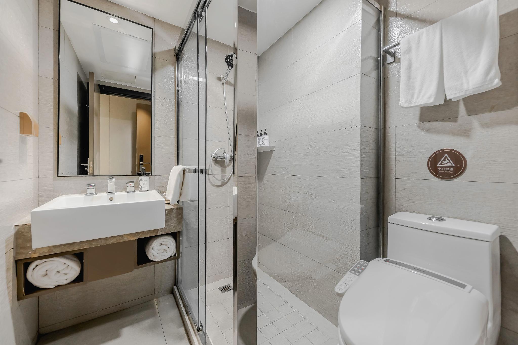 Home Inn Plus (Shanghai Huaihai Road Sinan Road) 35/35