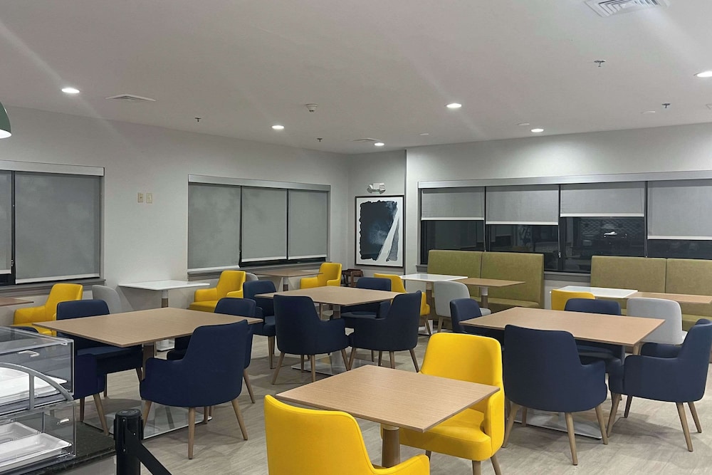 Comfort Suites Mobile-South Alabama University Area 38/43