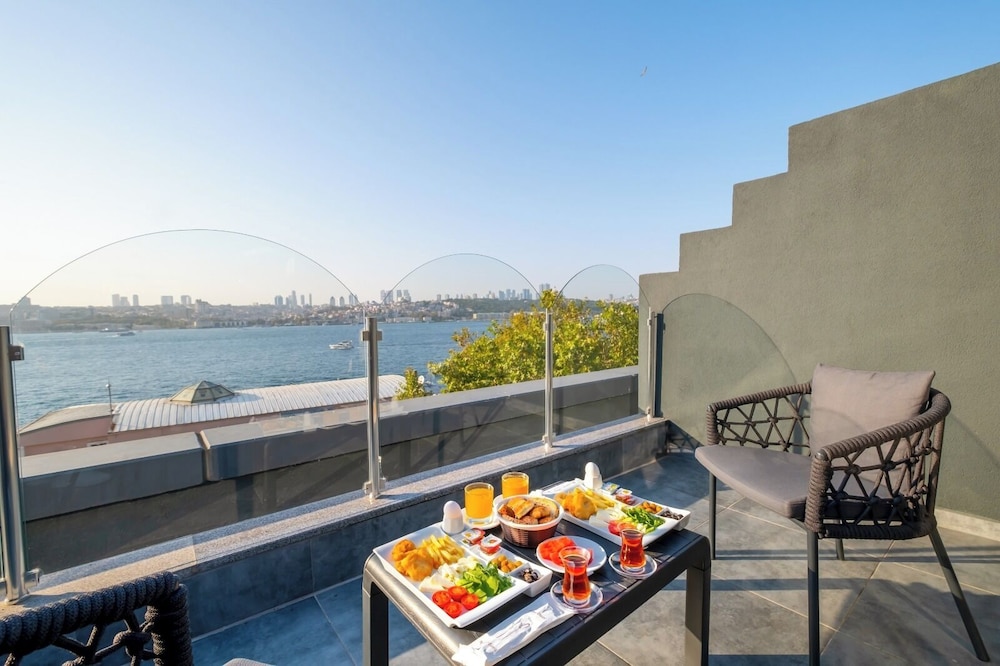 216 Bosphorus Suite 30/50