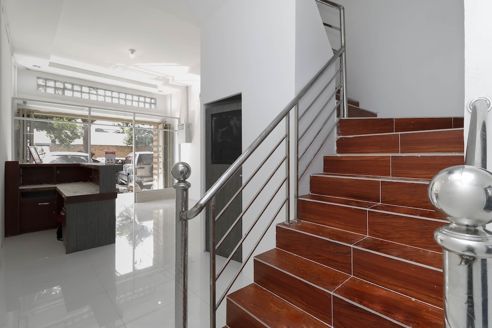 Reddoorz Plus Near Rs Royal Prima 6/17