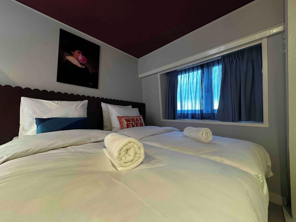DELUXE, DOUBLE OR TWIN BED