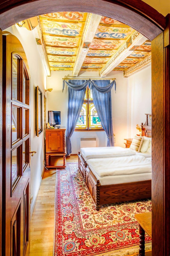 DELUXE, DOUBLE OR TWIN BED