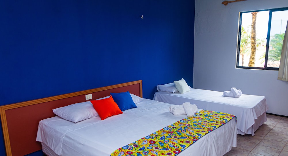 ROOM, TRIPLE, MULTIPLE BEDS