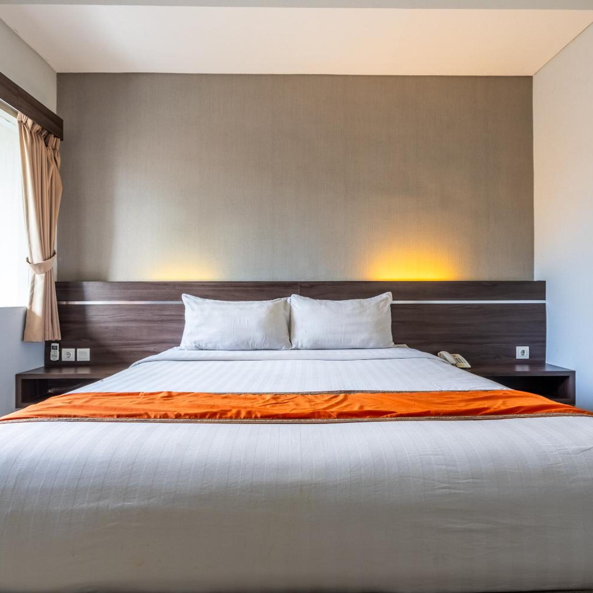 DELUXE, DOUBLE OR TWIN BED