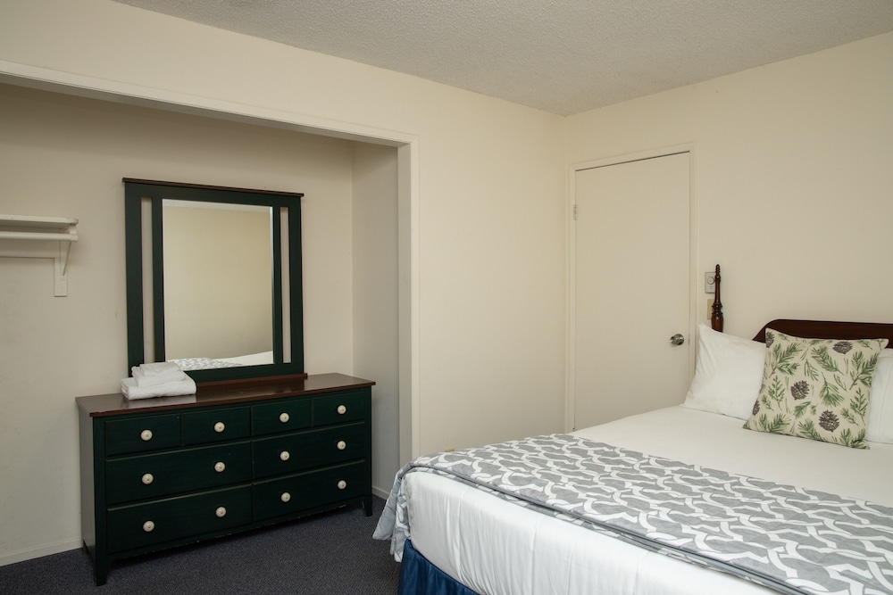 The Occidental Lodge 24/55