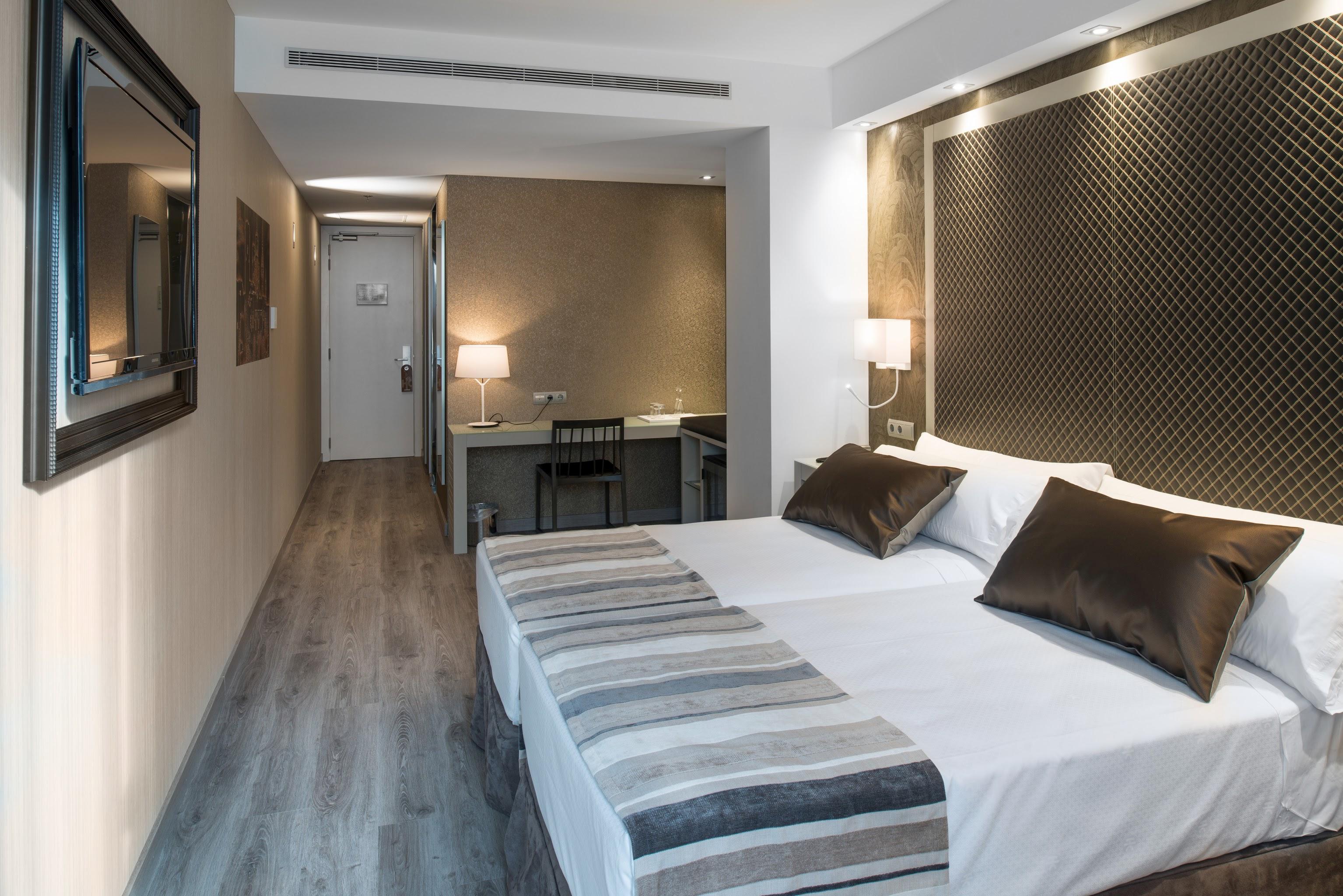 ROOM, DOUBLE BED